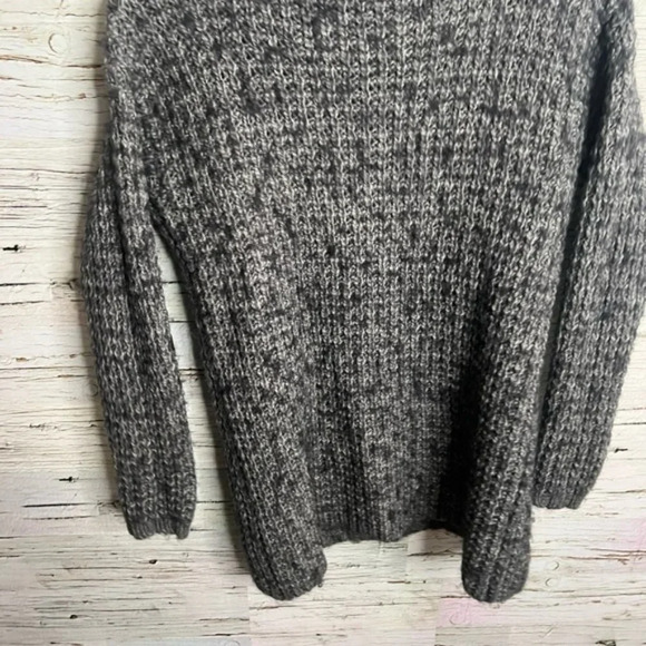 Guess gray sweater size small cowl neck knit - Picture 8 of 9